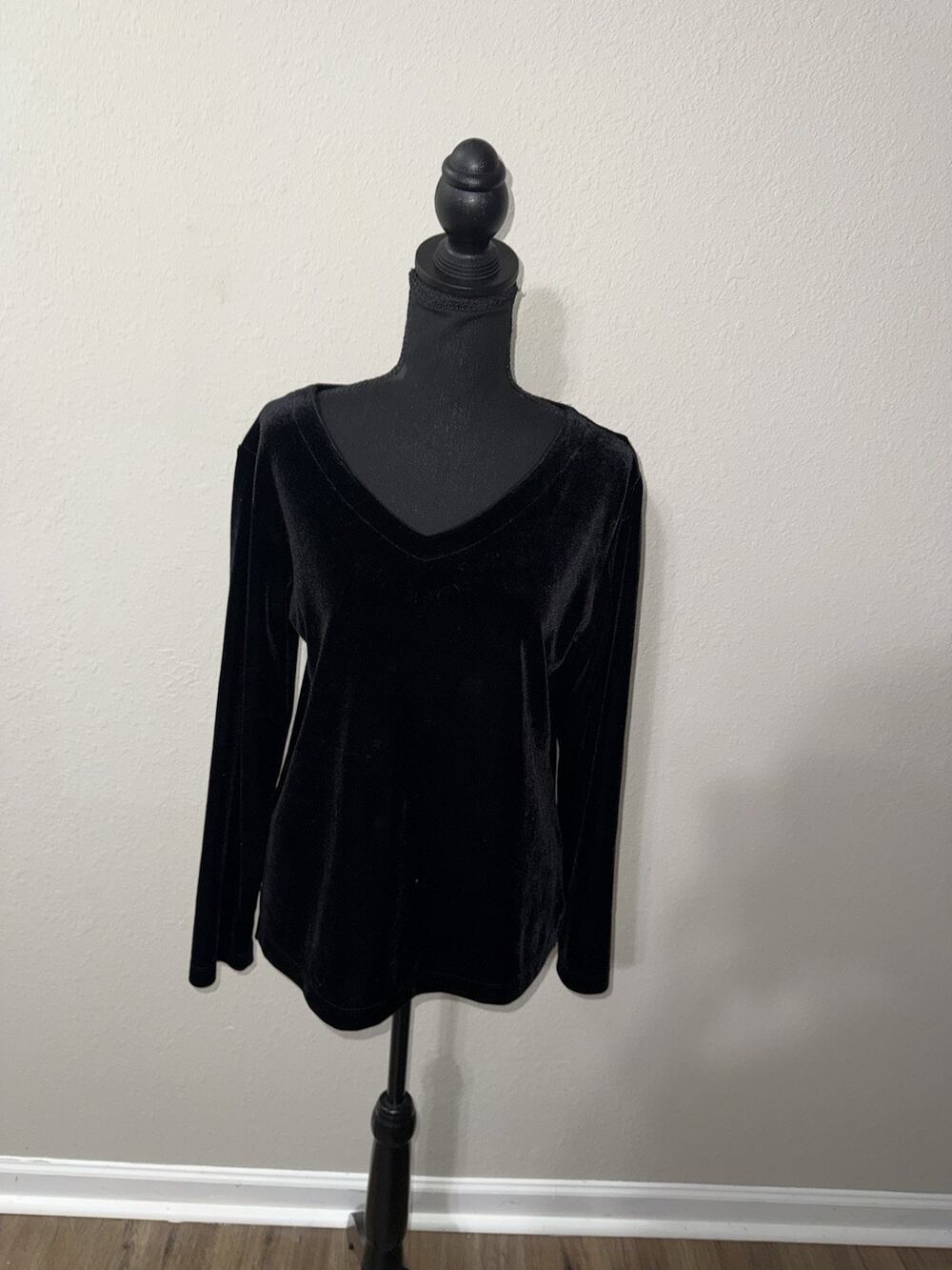 Chicos Velvet Top Womens Size 1 Medium M Black V Neck Long Sleeve Goth Whimsical